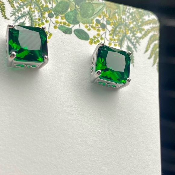 COPY - Demure square emerald green stud earrings - Picture 5 of 6